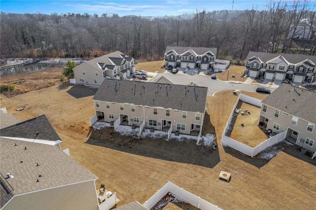 559 Brasstown Ct - Photo 2 of 15