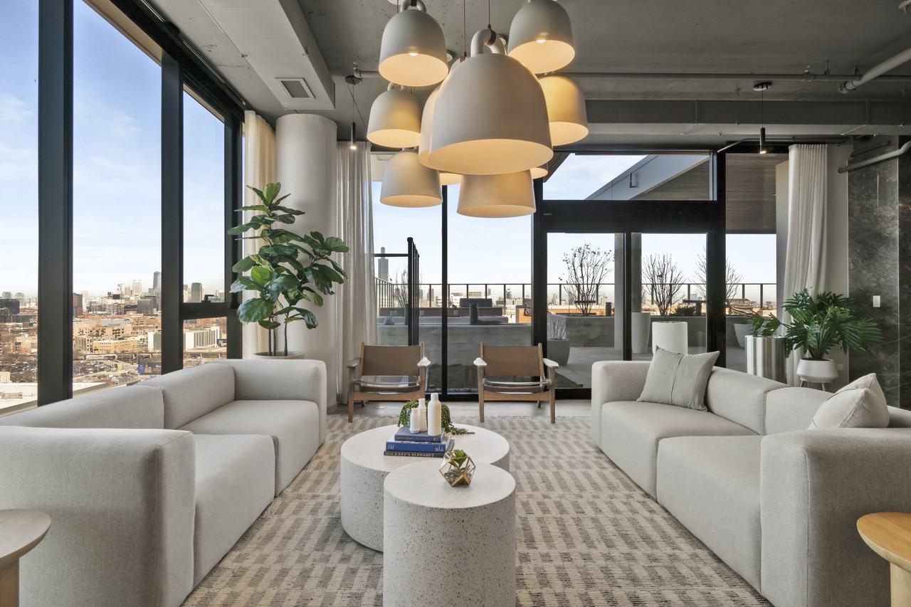 552 S Damen Ave - Photo 4 of 9