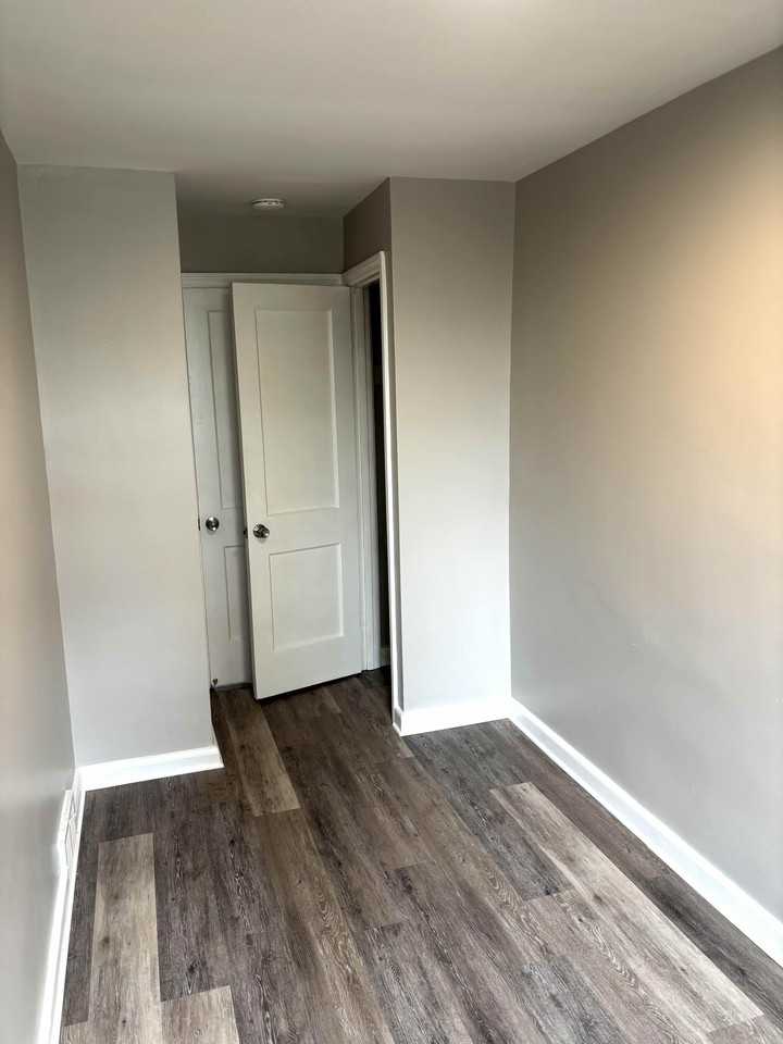 21 W 21st St - Photo 3 of 8