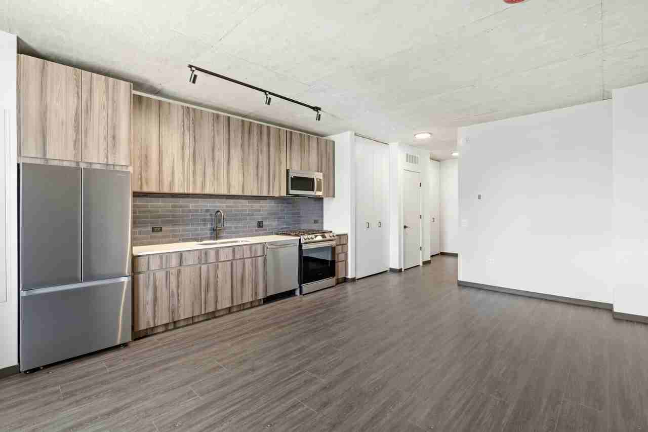 143 N Ashland Ave - Photo 2 of 16