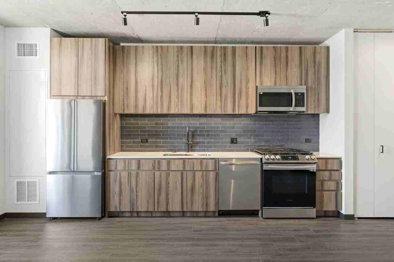 143 N Ashland Ave - Photo 3 of 16