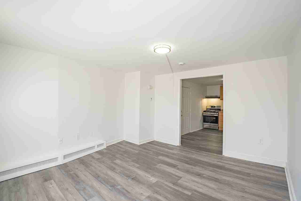 120 Perry St #2 - Photo 4 of 16