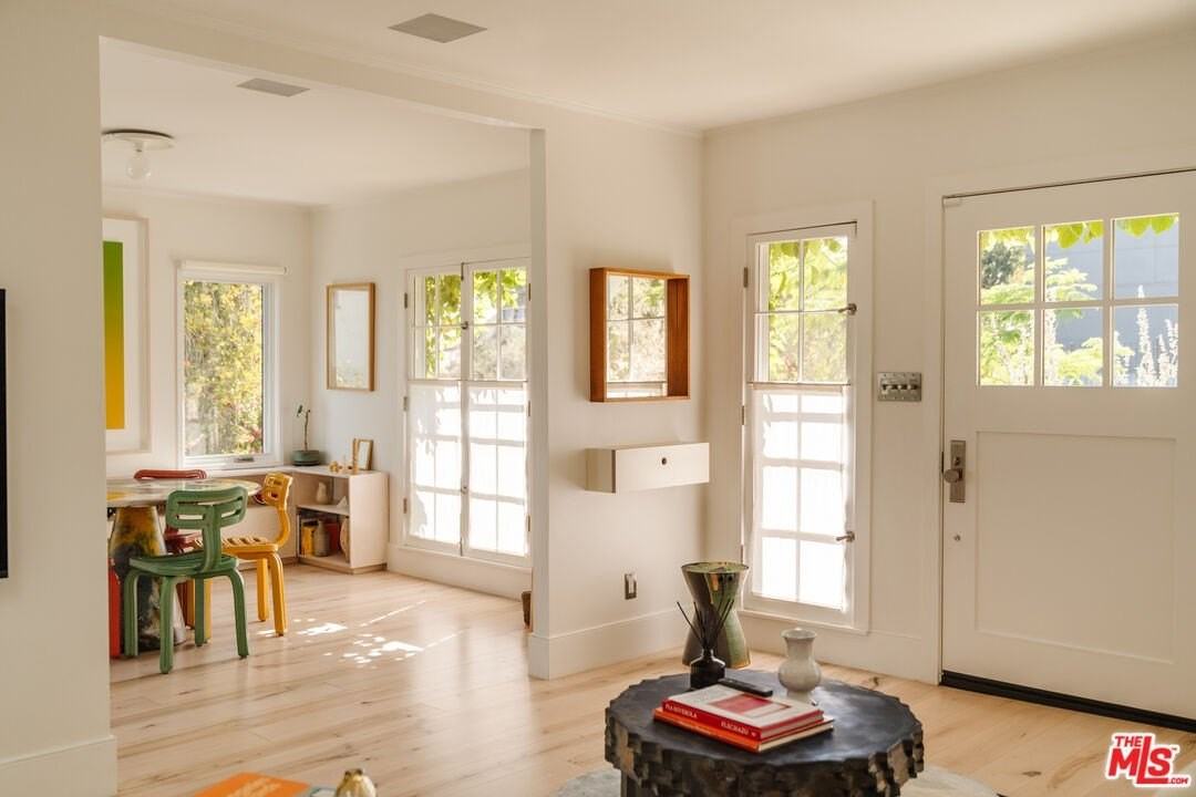 1097 W Kensington Rd - Photo 4 of 49