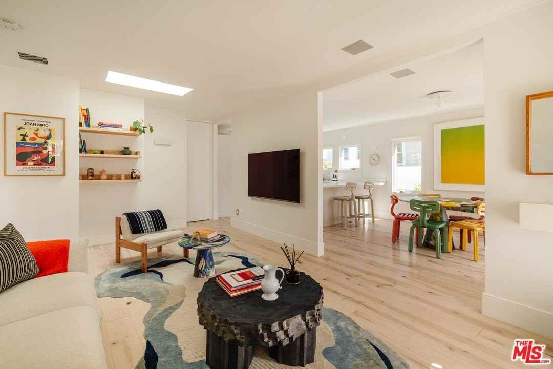 1097 W Kensington Rd - Photo 5 of 49