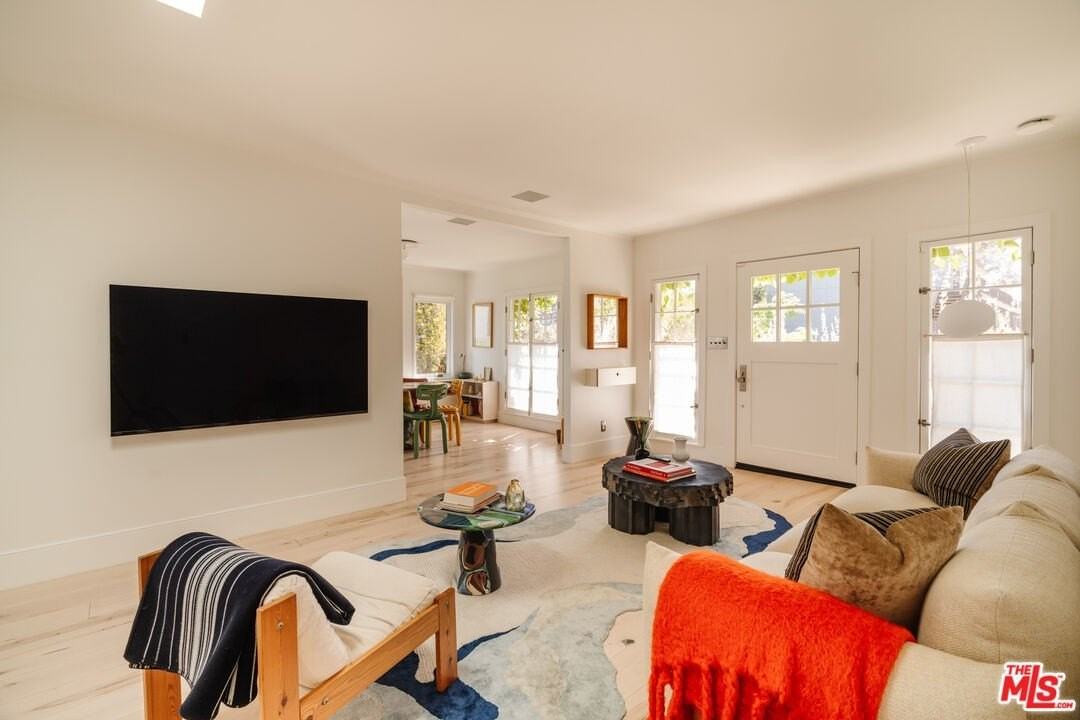 1097 W Kensington Rd - Photo 6 of 49