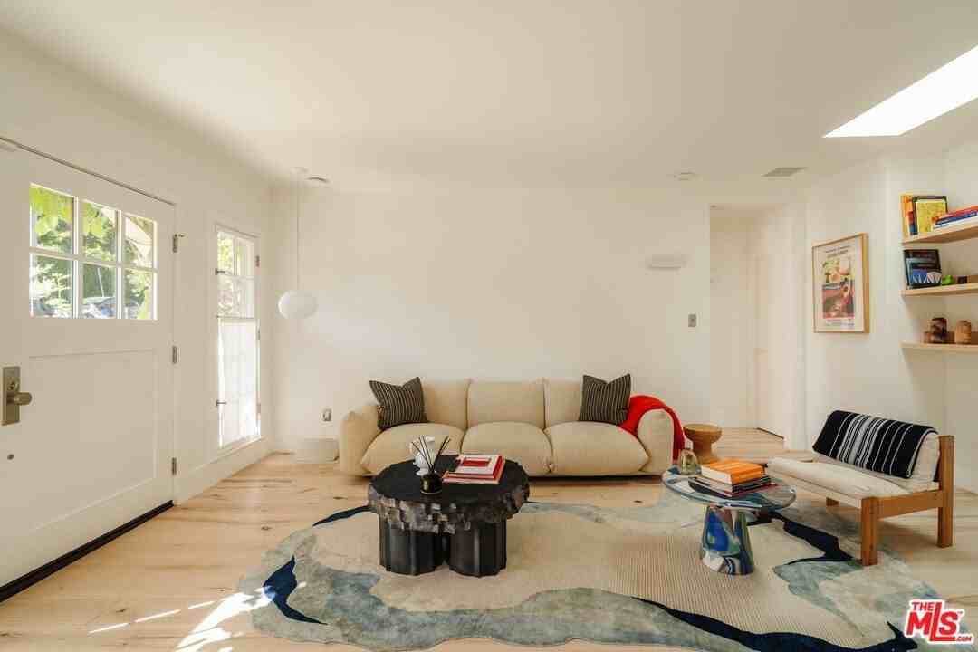 1097 W Kensington Rd - Photo 7 of 49