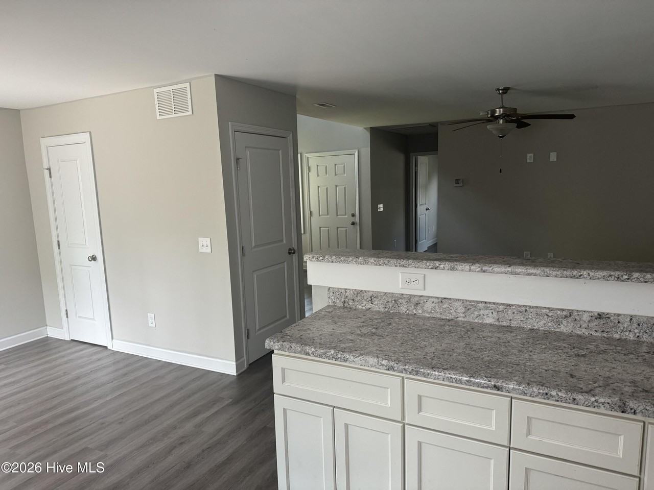 218 Jordan Ln - Photo 3 of 27