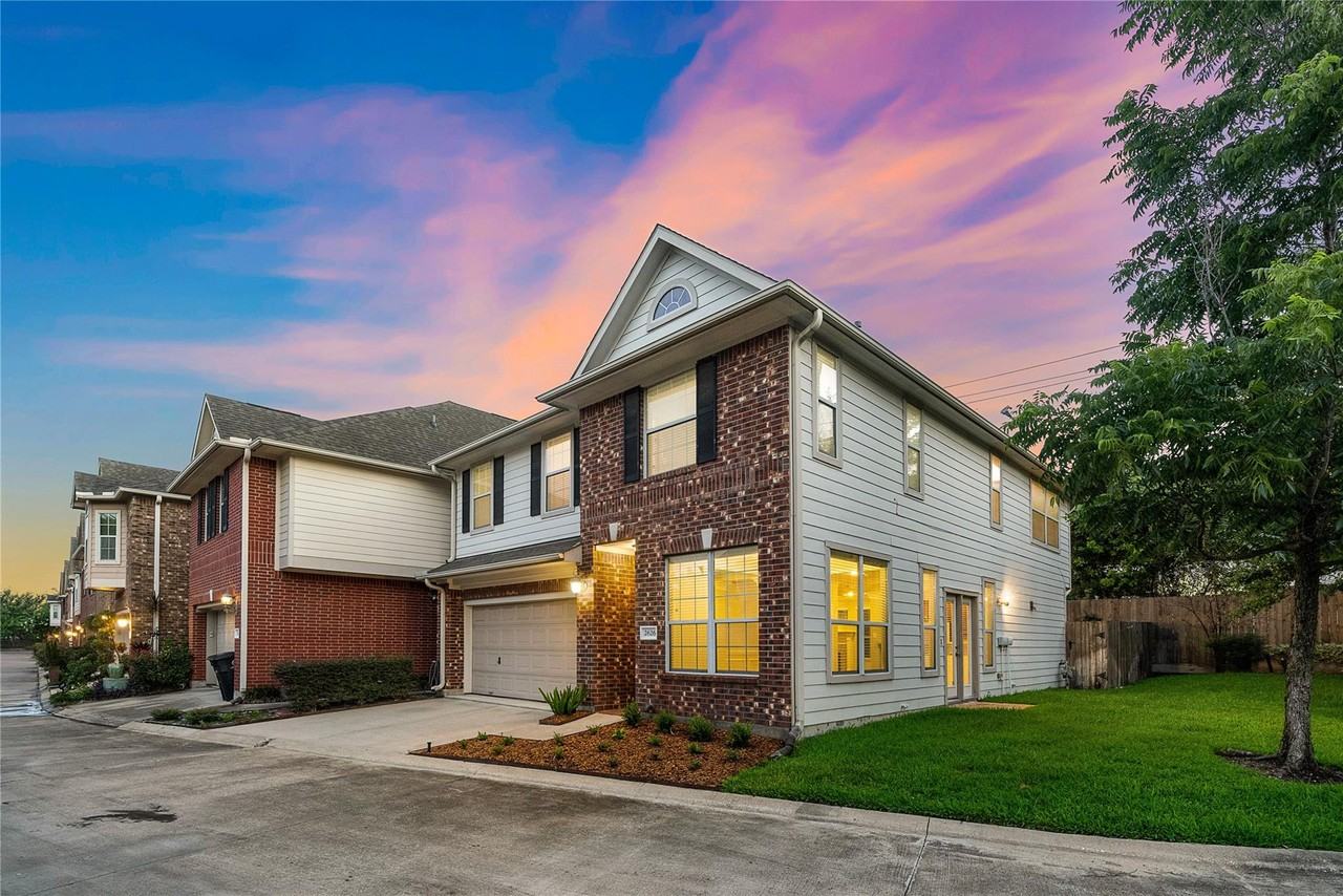 2626 Couch St #1 - Photo 6 of 39