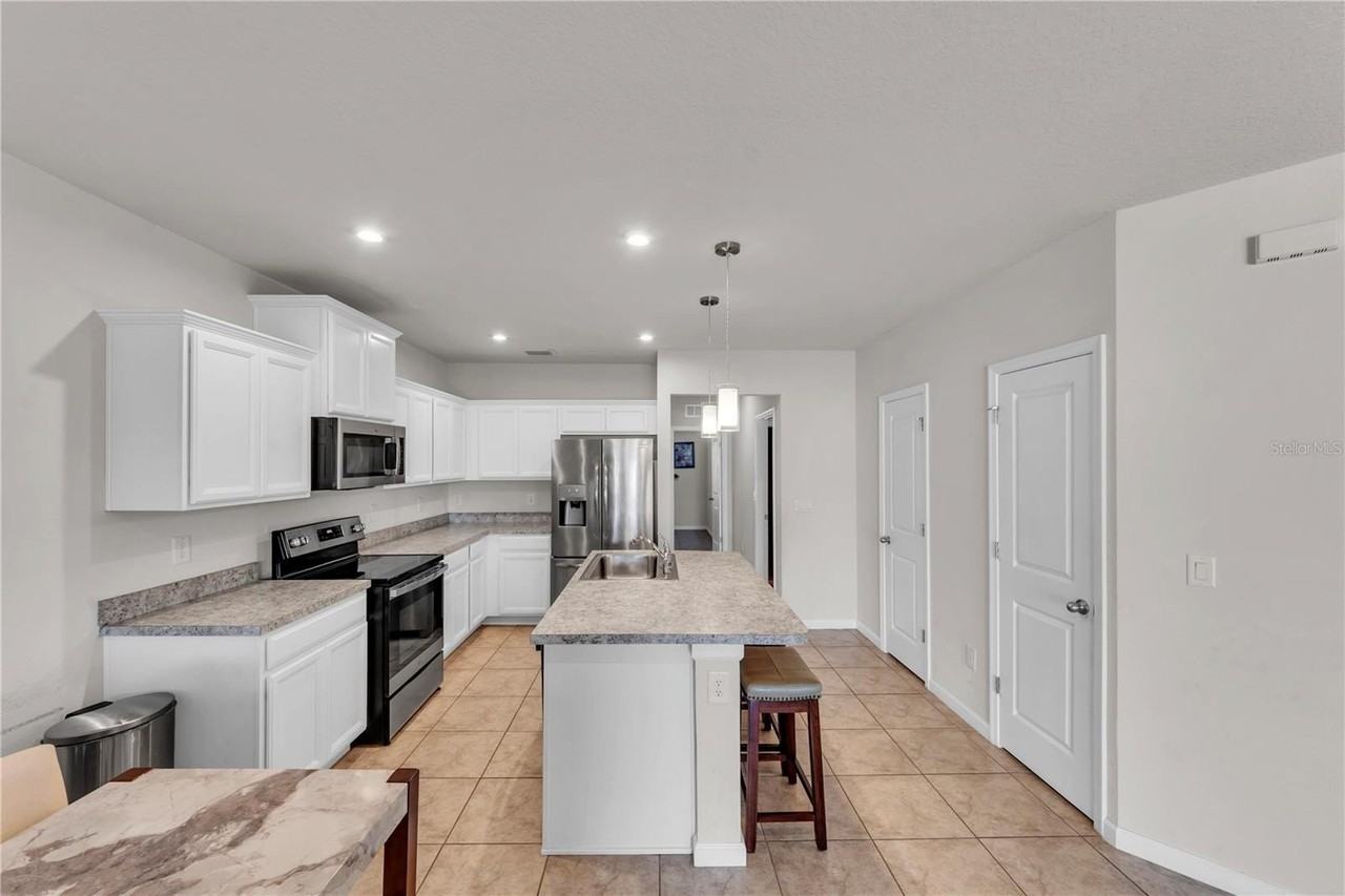 18276 Turning Leaf Cir - Photo 7 of 25