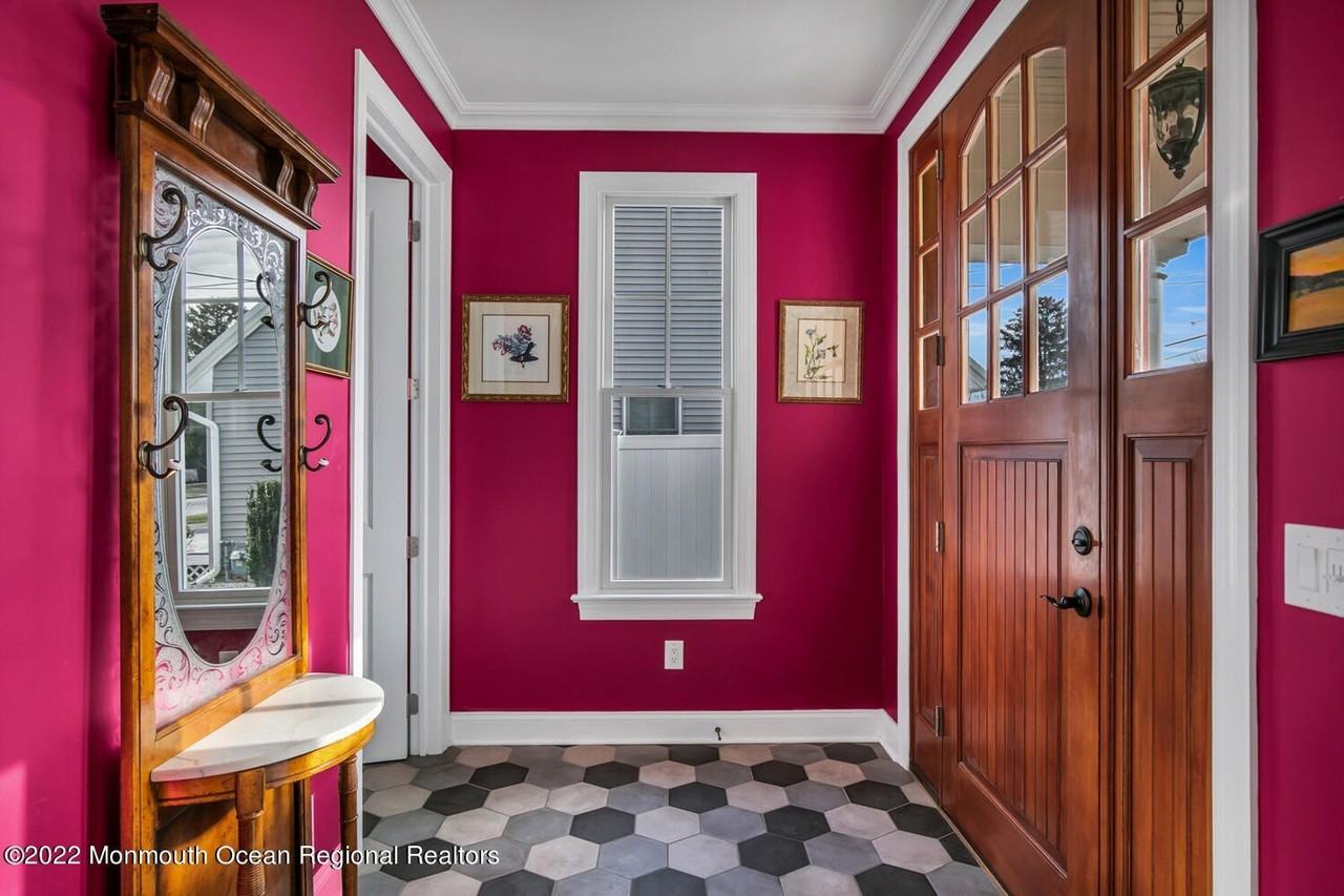 812 Claridge Dr - Photo 3 of 26