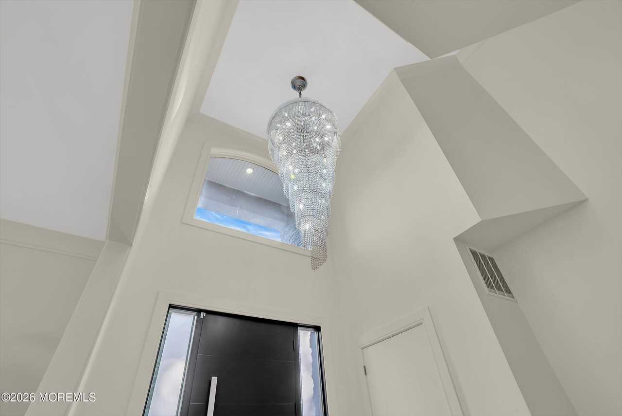 243 Overbrook Ave - Photo 5 of 50