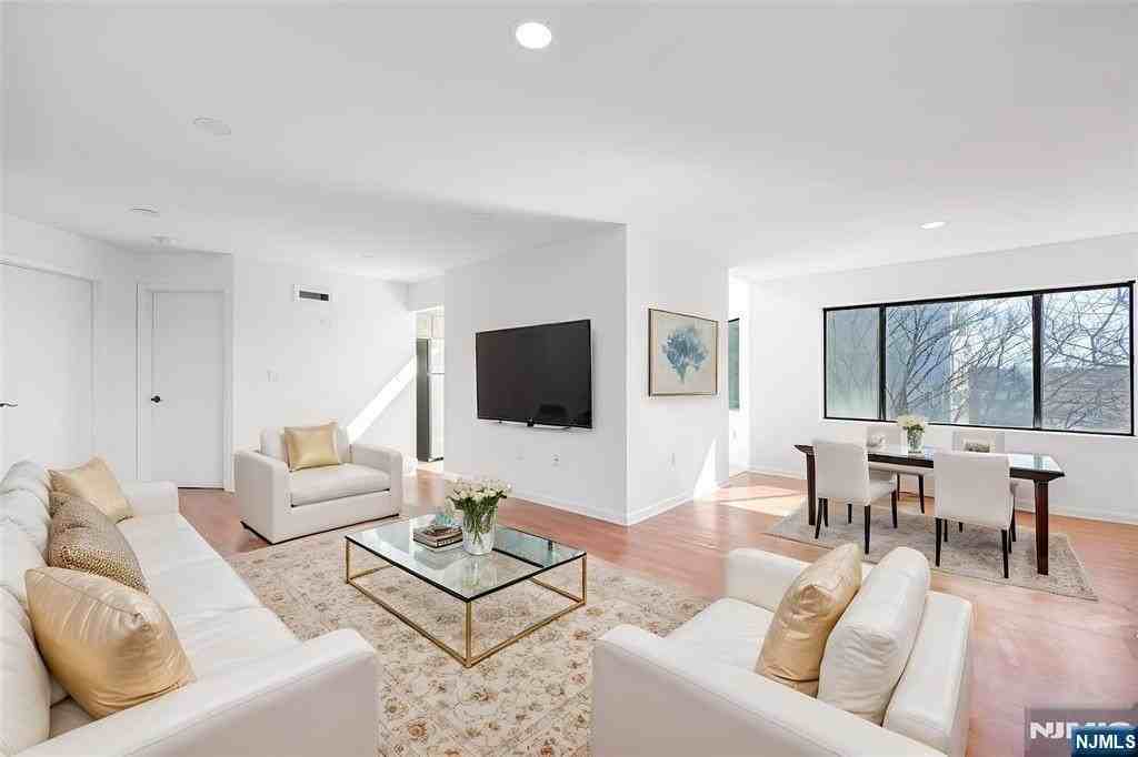 850 Main St - Photo 2 of 13