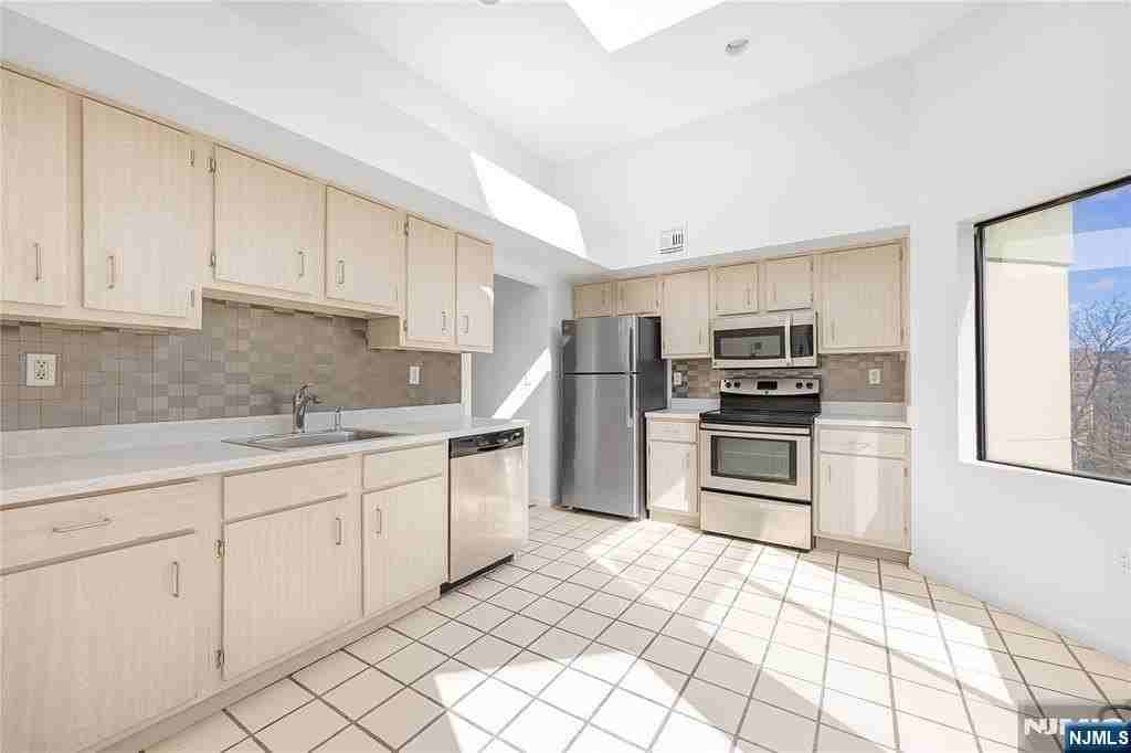 850 Main St - Photo 3 of 13