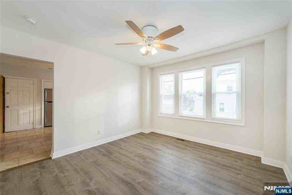 47 Lincoln Ave - Photo 5 of 17