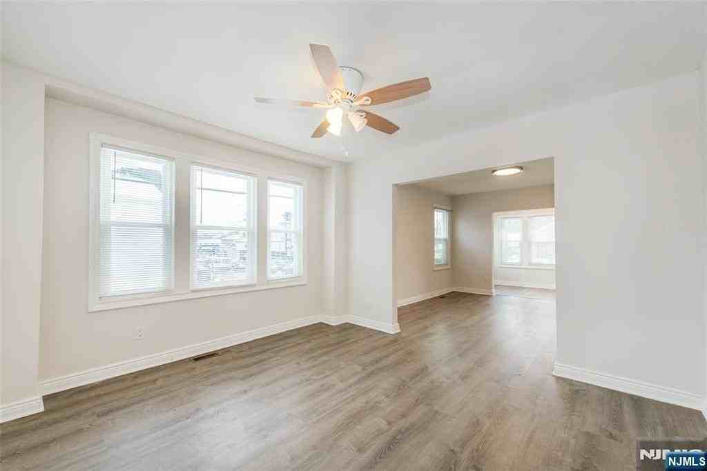 47 Lincoln Ave - Photo 7 of 17