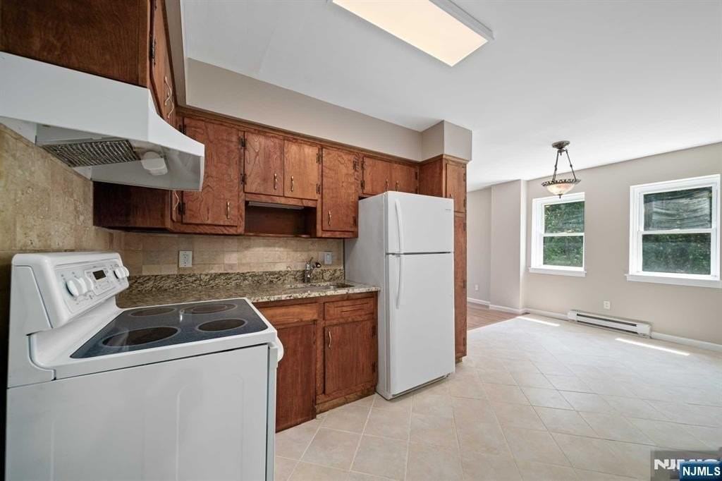 345 Hudson St - Photo 4 of 18