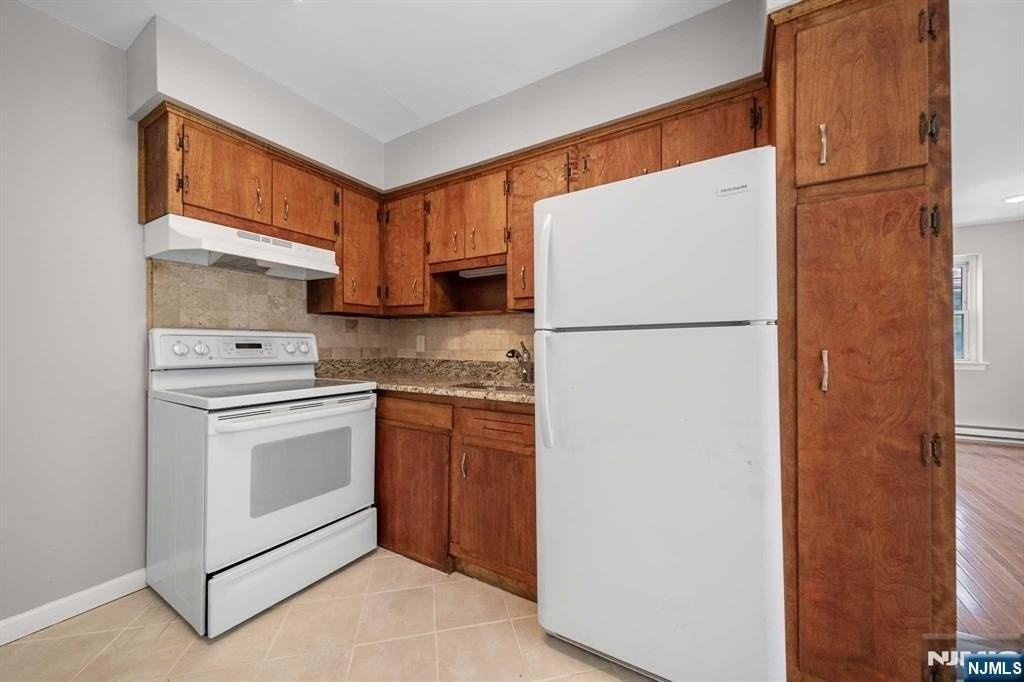 345 Hudson St - Photo 5 of 18