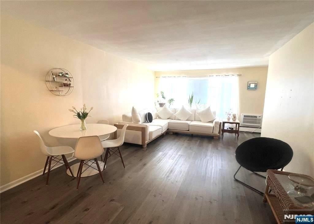 275 Hoym St Apt 2e - Photo 2 of 11