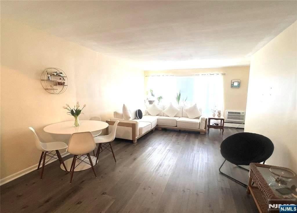 275 Hoym St Apt 2e - Photo 3 of 11