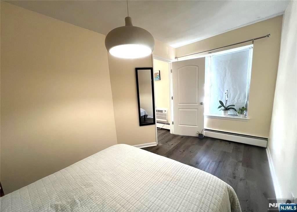 275 Hoym St Apt 2e - Photo 5 of 11