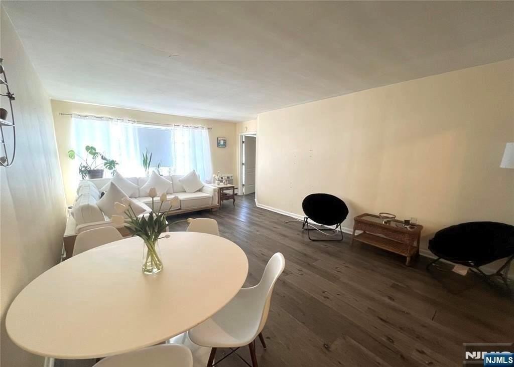 275 Hoym St Apt 2e - Photo 7 of 11