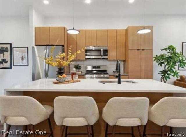 1547 Pallister St #11 - Photo 3 of 17