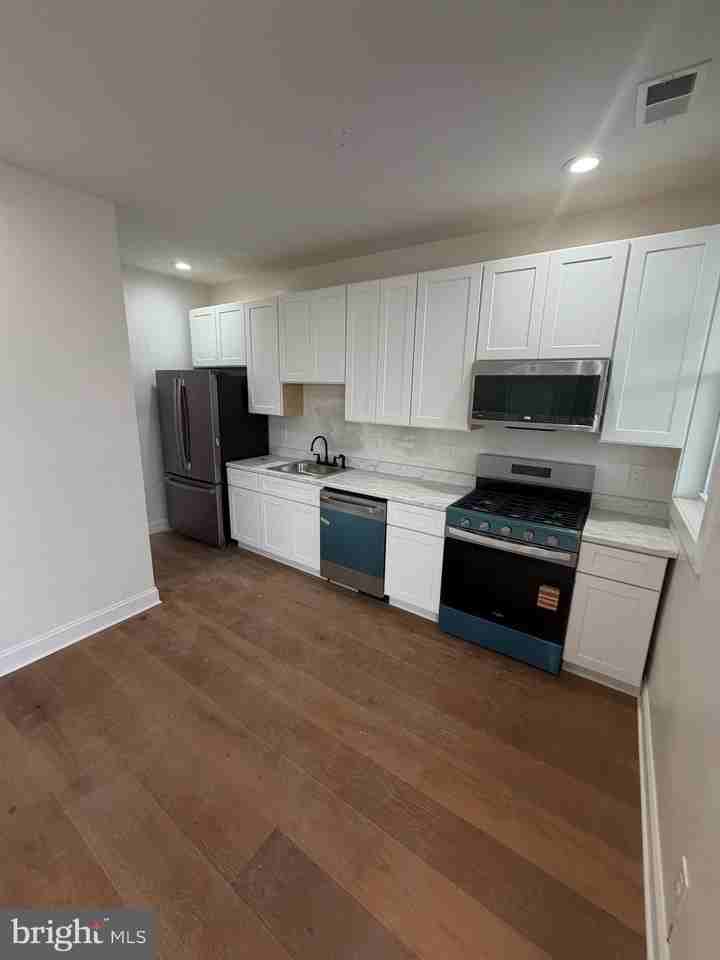 1224 Maryland Ave Ne Apt 3 - Photo 3 of 12
