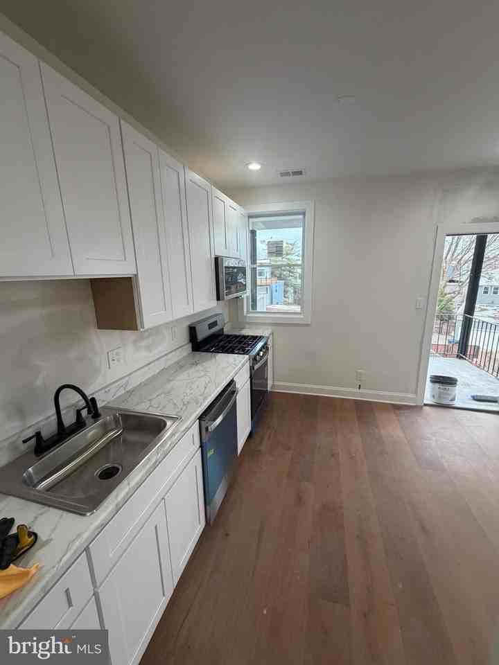 1224 Maryland Ave Ne Apt 4 - Photo 2 of 11