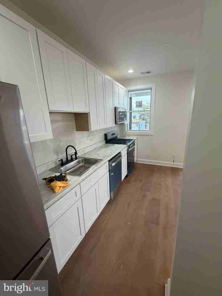 1224 Maryland Ave Ne Apt 4 - Photo 3 of 11