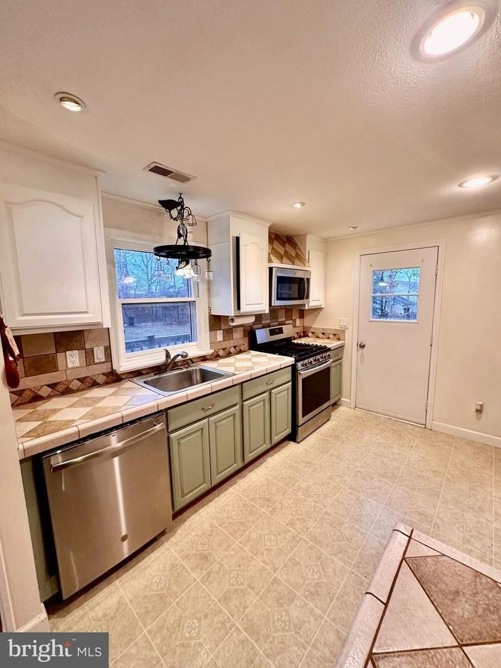 14661 Rogers Ford Rd - Photo 4 of 35