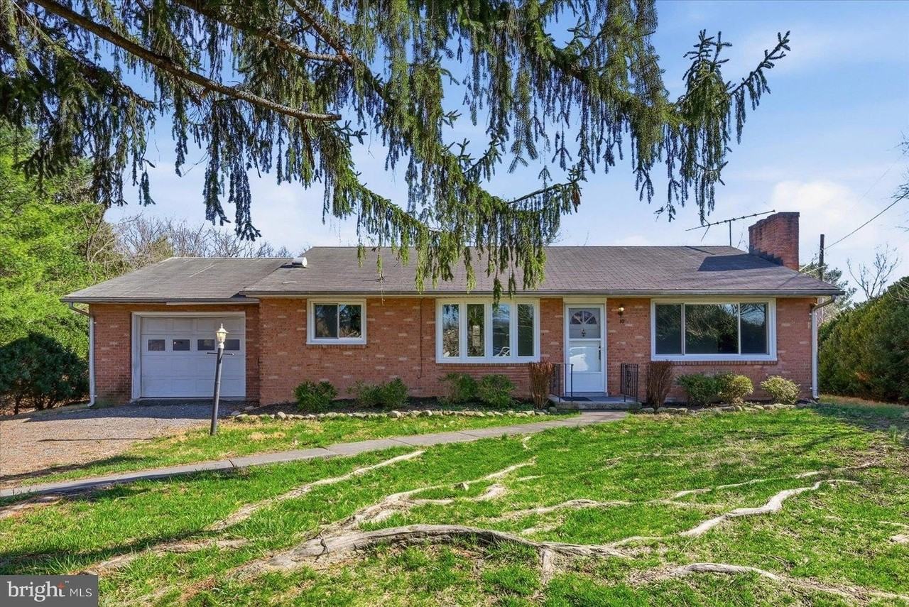 210 Stafford Dr - Photo 2 of 25