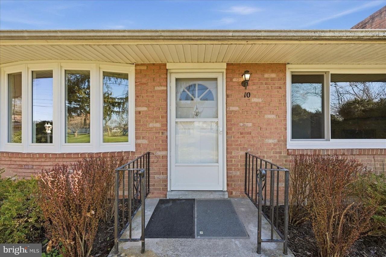 210 Stafford Dr - Photo 3 of 25