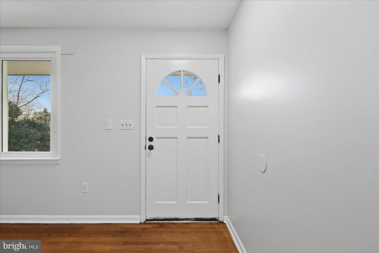 210 Stafford Dr - Photo 4 of 25