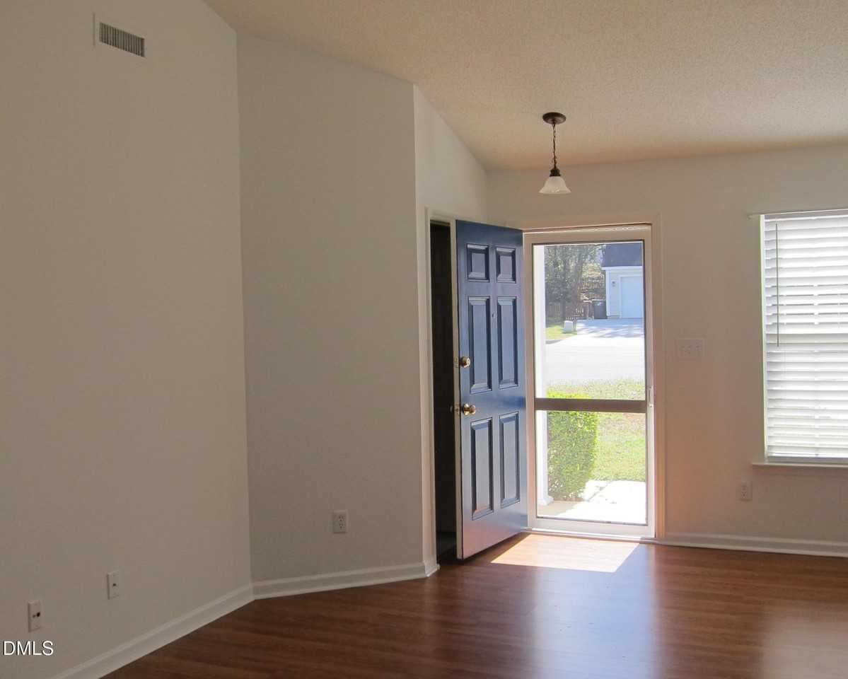 102 Checker Ct - Photo 4 of 11