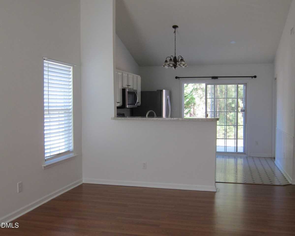 102 Checker Ct - Photo 5 of 11