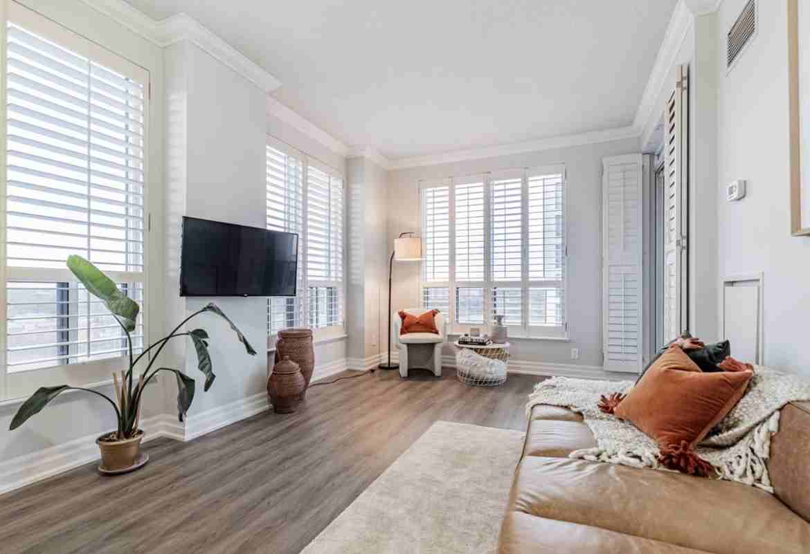 2087 Lake Shore Boulevard West - Photo 3 of 7