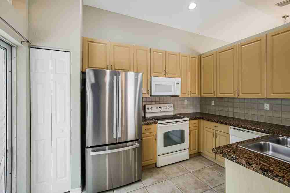 1538 Se 20th Pl - Photo 7 of 16