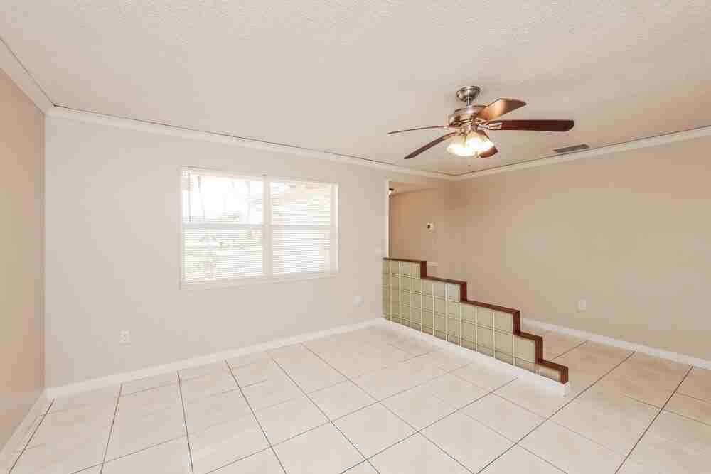 9521 Nw 25th St - Photo 5 of 15