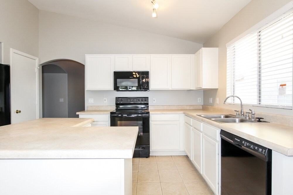 11717 W Poinsettia Dr - Photo 6 of 15