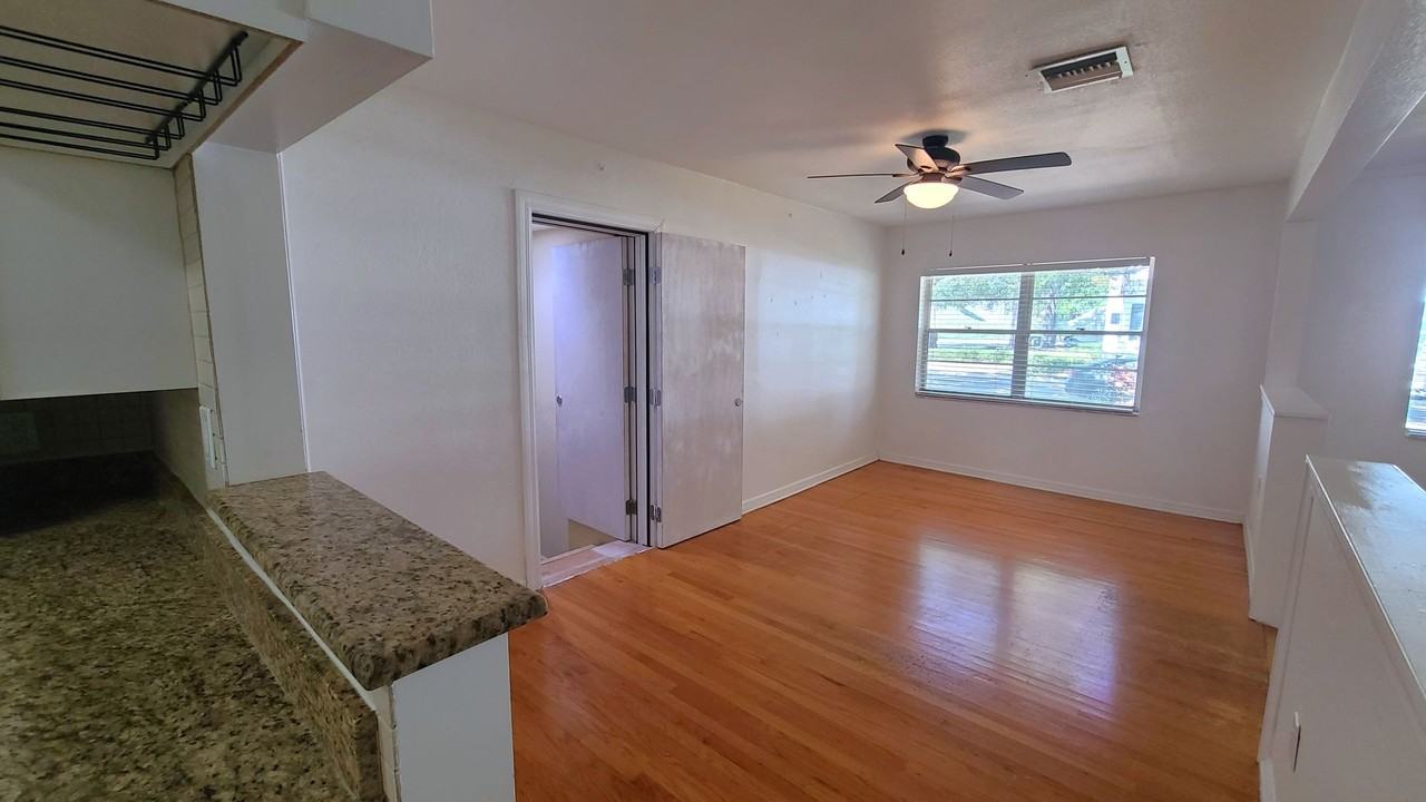 3146 W Waverly Ave - Photo 5 of 36