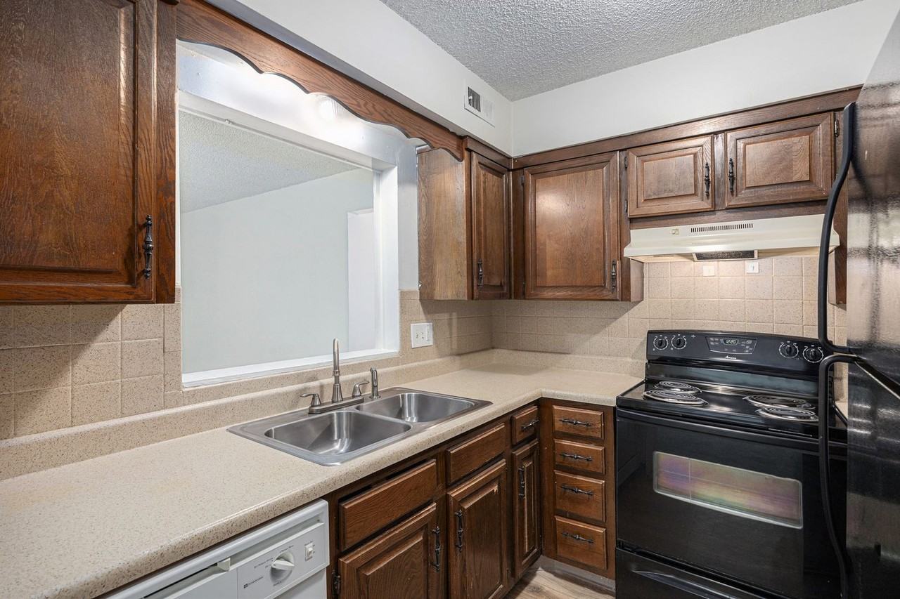 Welcome to The Bluffs – Comfort, Convenience & Value in the Heart of Gladstone - Photo 6 of 36