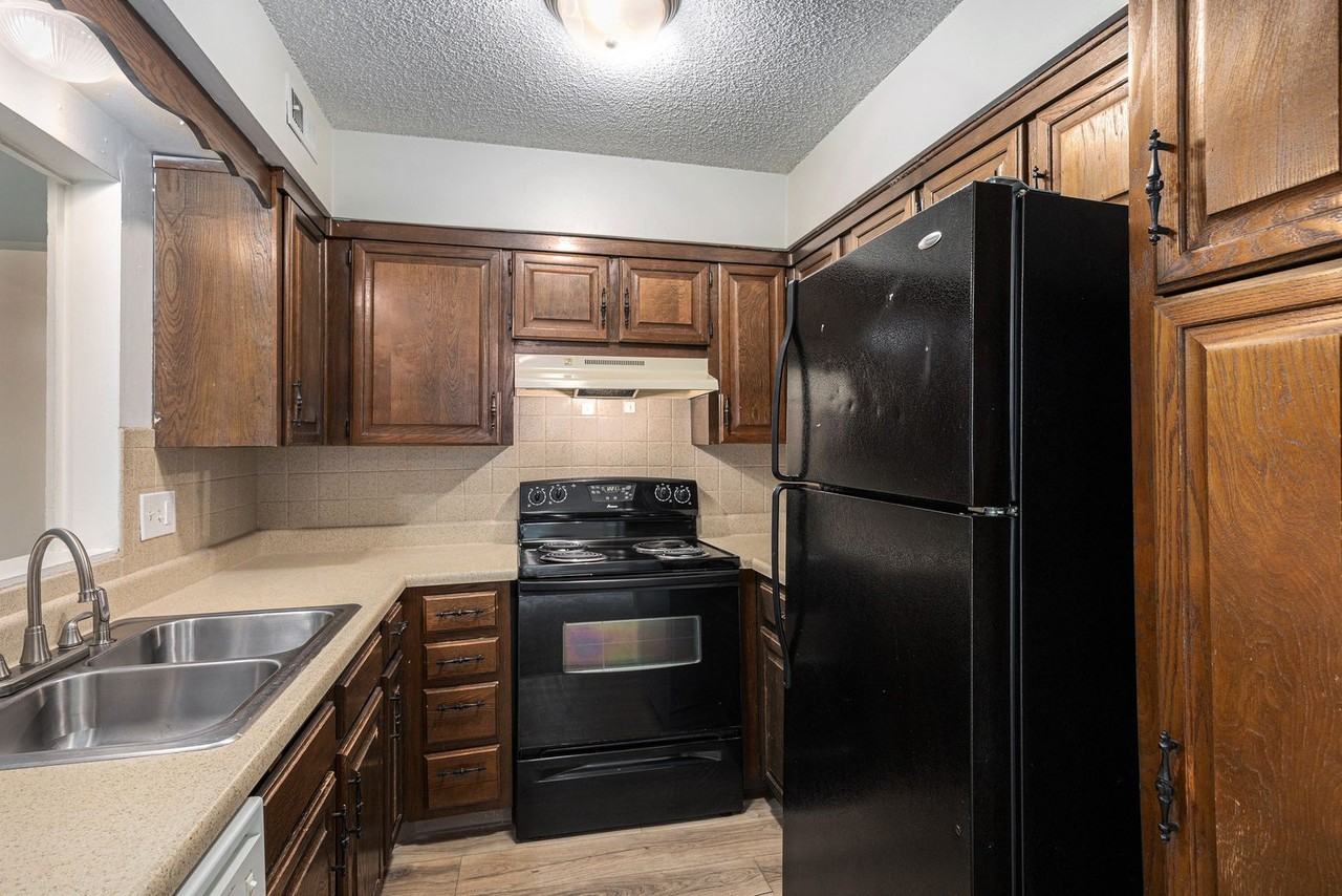 Welcome to The Bluffs – Comfort, Convenience & Value in the Heart of Gladstone - Photo 7 of 36