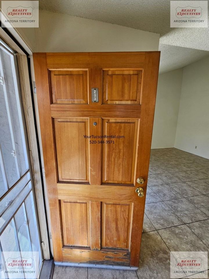 806 S Langley Ave #203 - Photo 4 of 41