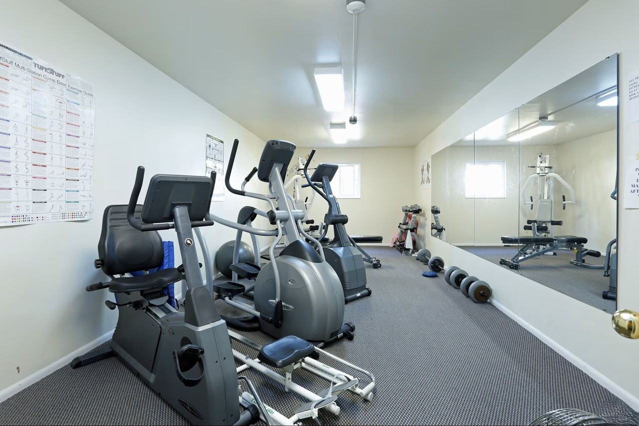 The Commodore Aprartments - Photo 6 of 14