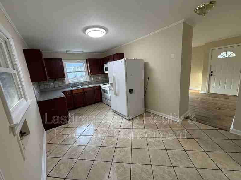 218 Spring St - Photo 4 of 11