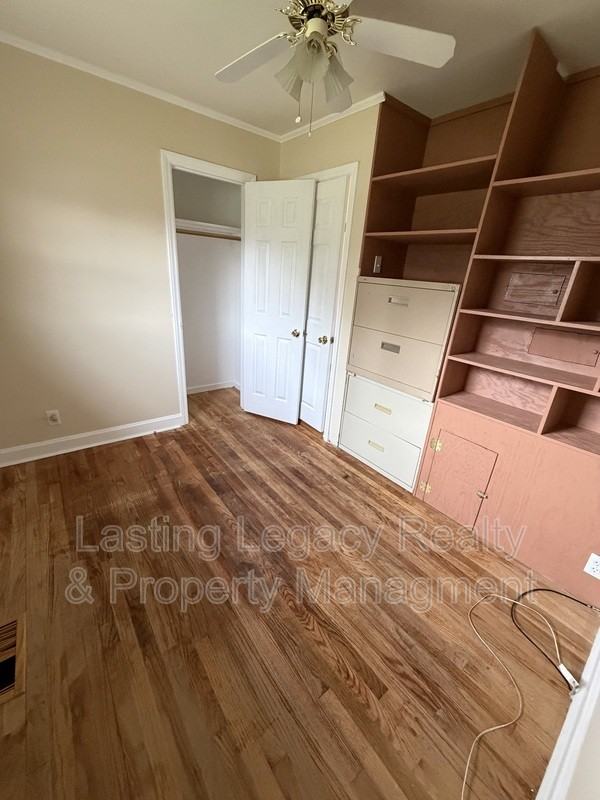 218 Spring St - Photo 5 of 11