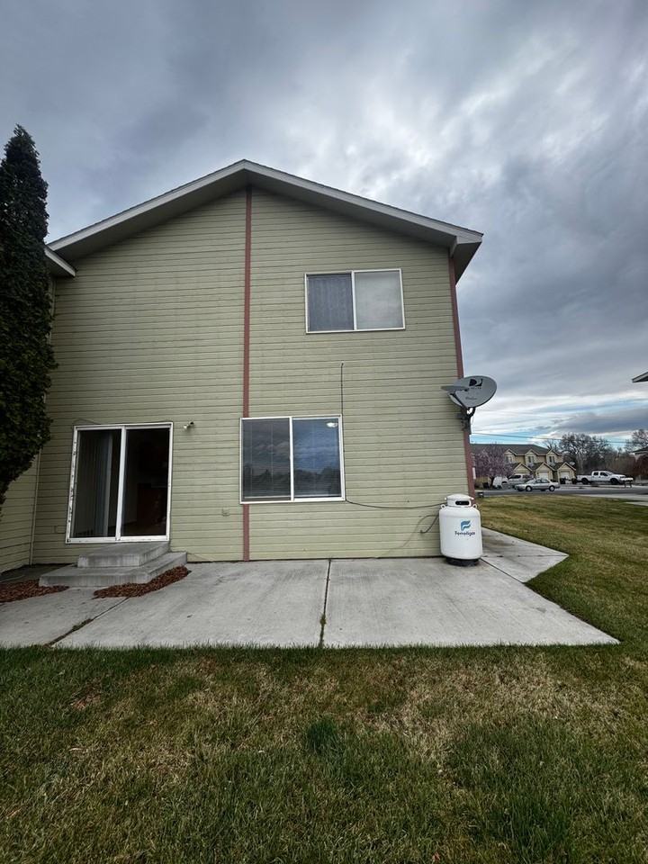 501 Laguna Dr - Photo 2 of 20