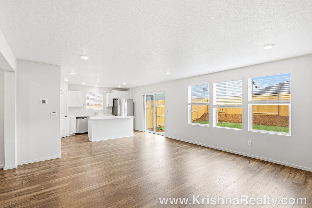 345 Stella St Ne - Photo 6 of 22