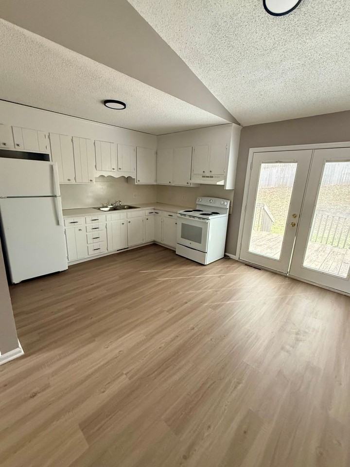 499 S Bostian St - Photo 5 of 12