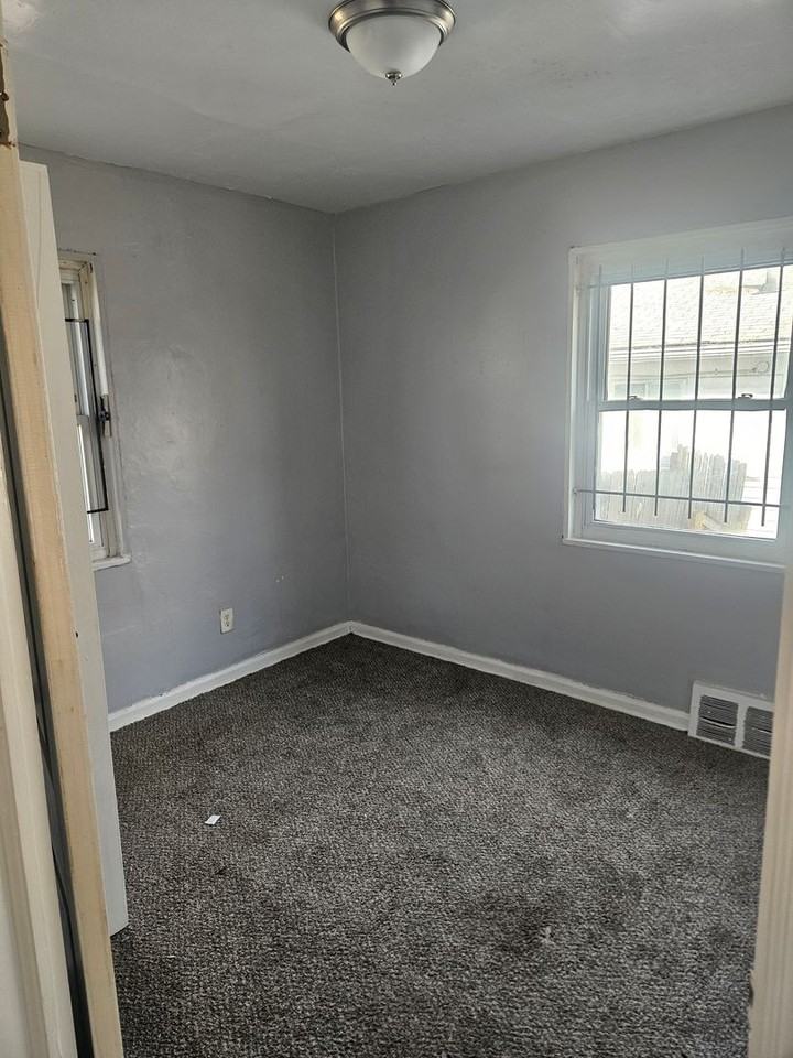 19319 Grandville Ave